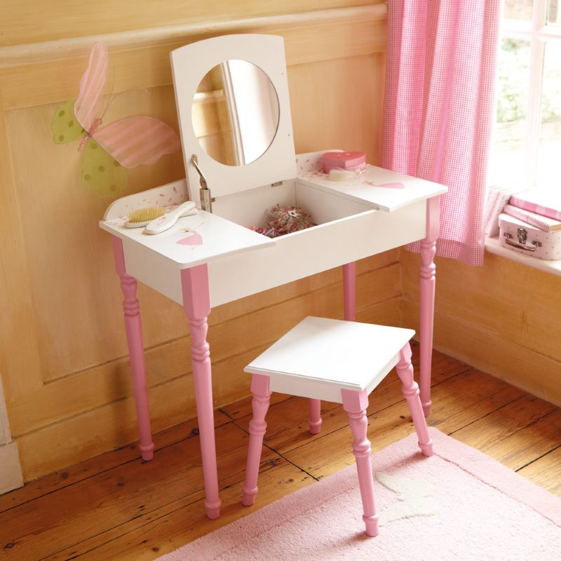 Mali stol s ogledalom u dizajnu dječje sobe djevojčice