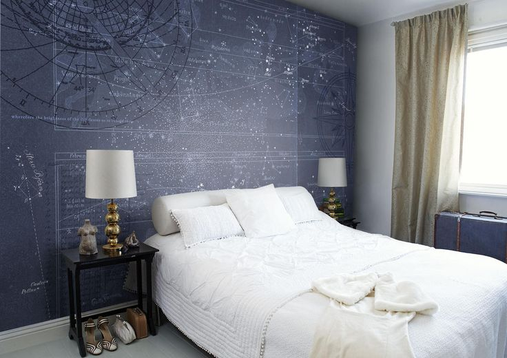 Murale blu con mappa galassia su letto bianco