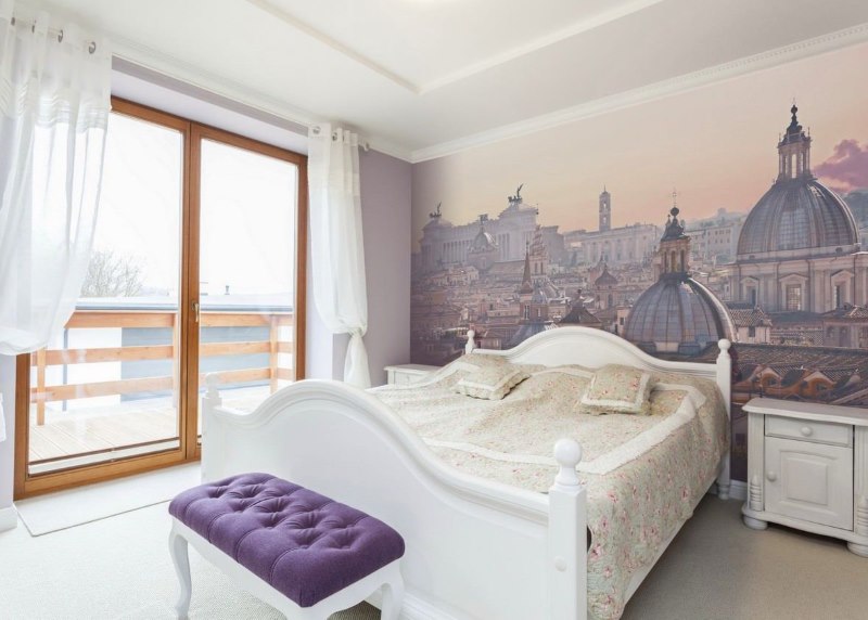 Progettazione di una camera da letto in colore bianco e lavanda