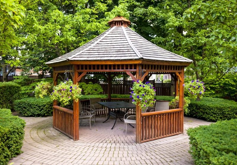 Arbor in legno naturale su una superficie pavimentata