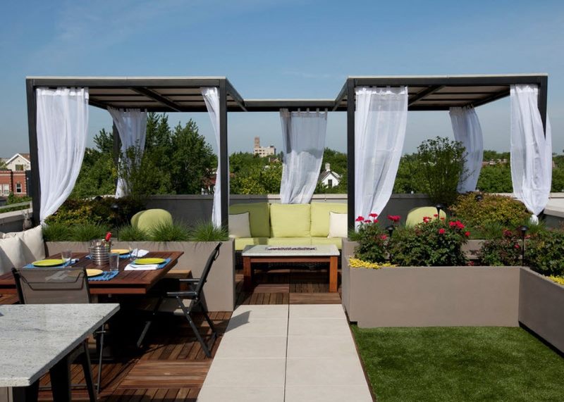 Gazebo in acciaio grigio sul tetto di un edificio residenziale