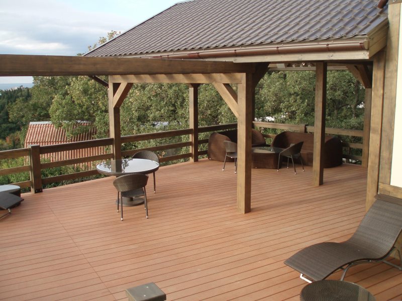 Gazebo sur la terrasse d'une maison de campagne