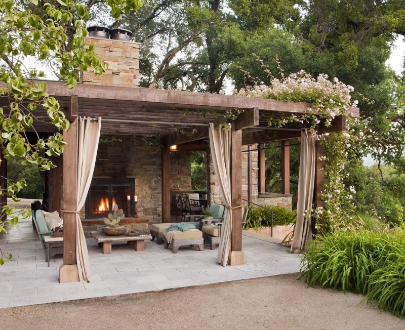 Gazebo avec cheminée dans la conception du jardin de pays