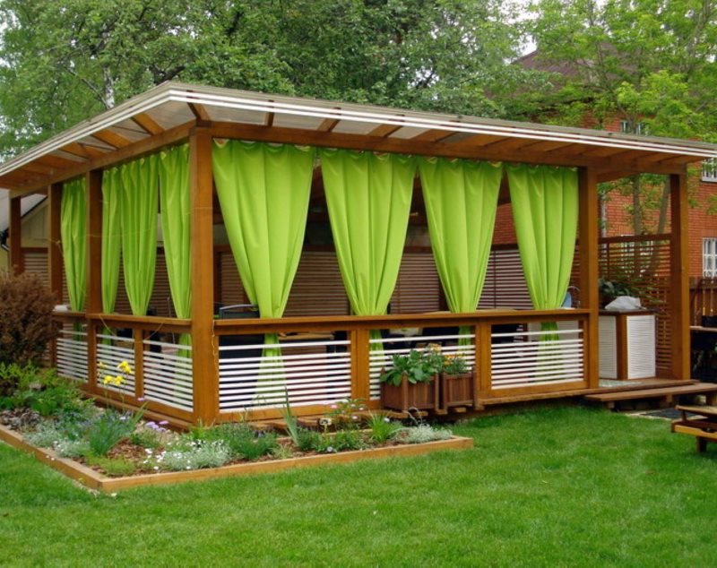 Gazebo de style chalet dans le jardin