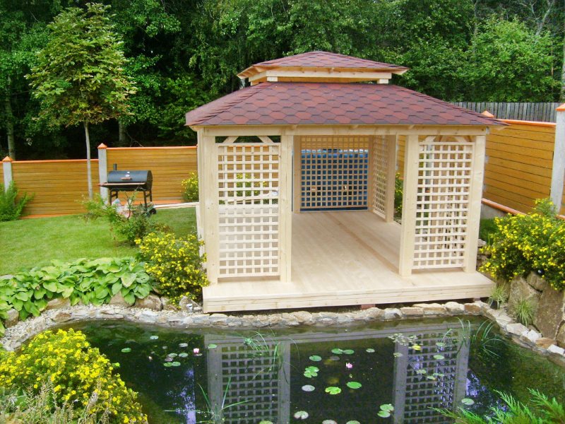 Tonnelle en bois au bord de l'étang de jardin