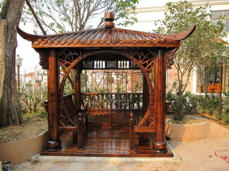 Gazebo in legno in stile giapponese nel cortile