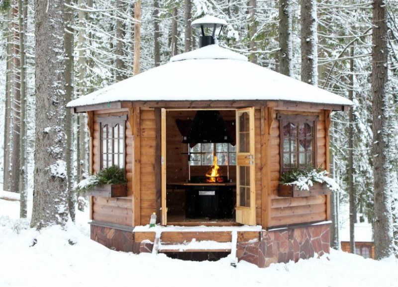 Closed log arbor for year-round use