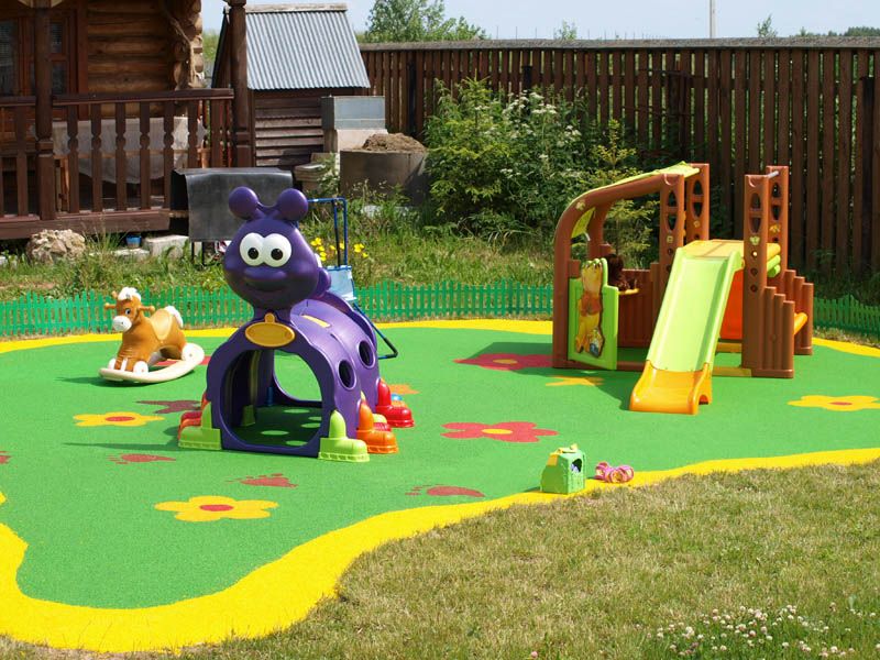 Parco giochi per bambini piccoli nel campo