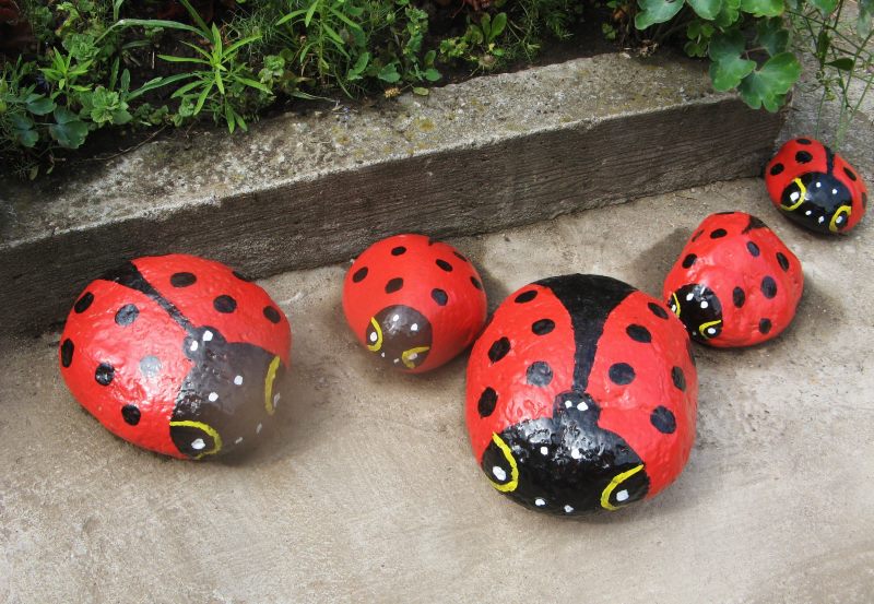 Décoration de jardin avec des pierres peintes à la main