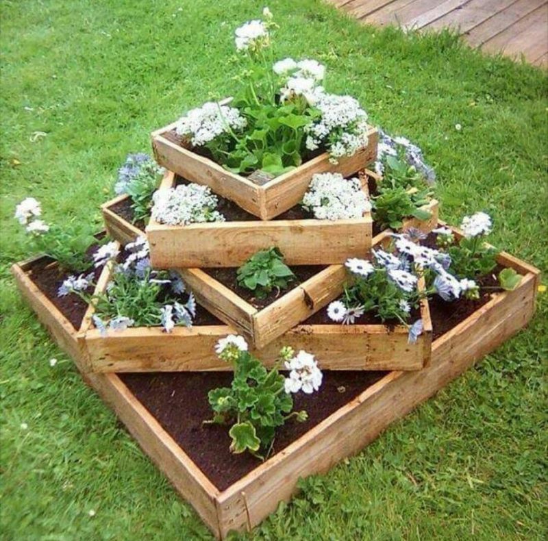 محلية الصنع متعددة المستويات flowerbed لزراعة الزهور