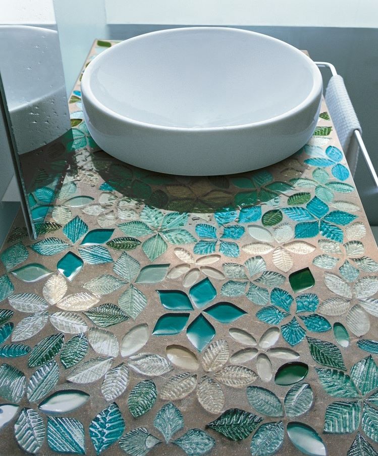 Controsoffitto in bagno con tessere di mosaico