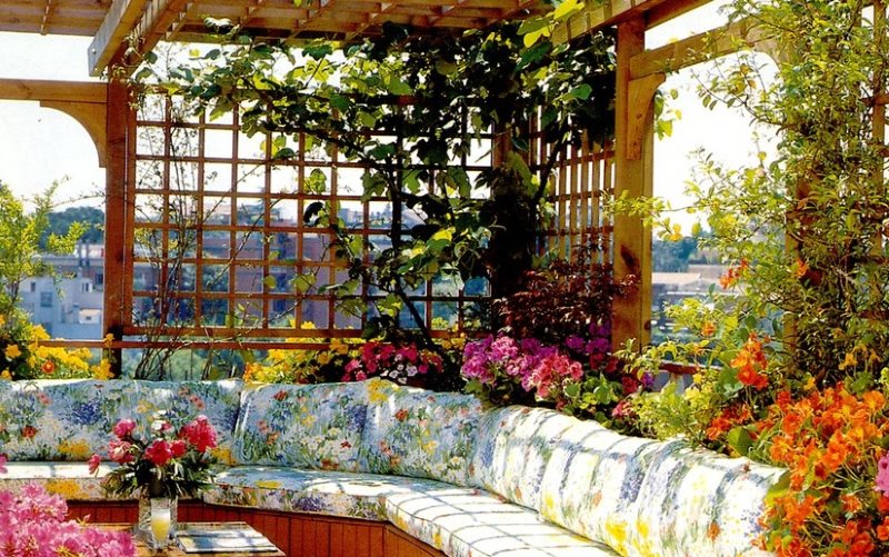 Décorer l'intérieur du gazebo avec des plantes à fleurs