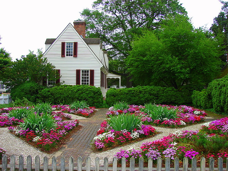 Flowerbeds bentuk geometri di hadapan sebuah rumah negara