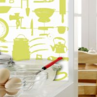 Decorazione della parete della cucina con composizioni di stencil