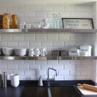 Brickwork di belakang rak dapur