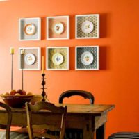 Decorative plates in the interior of the kitchen