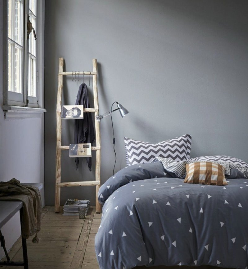 Escalier en bois dans le décor de la chambre