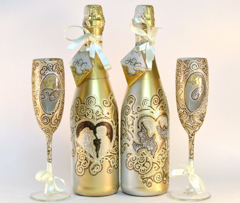 Décorer le champagne pour un mariage en utilisant la technique de découpage