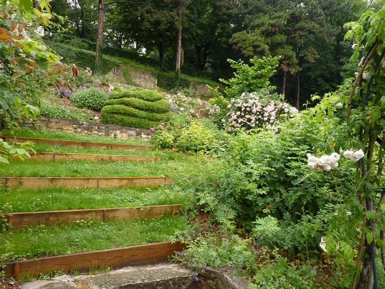 Pendio del giardino con terrazze in legno