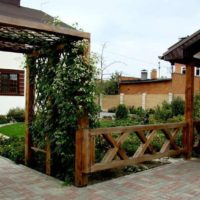 Pergola in legno di fronte all'ingresso del giardino