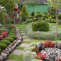 Flowerbeds dan bunga dalam reka bentuk taman kecil