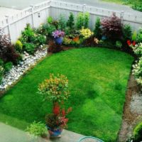 Prato inglese nel giardino anteriore di una casa di campagna