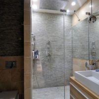 Bagno con doccia in una serie di monolocali