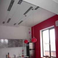 Soffitto in un monolocale di una casa a pannelli