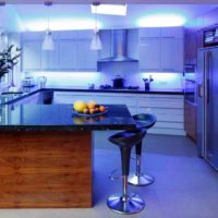 Dapur dengan lampu LED dalam cahaya sejuk