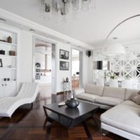 Salone bianco di una casa privata