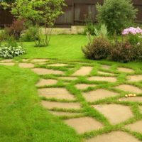 Natural stone in the design of the garden