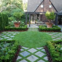 Cortile in stile inglese di fronte a una casa di campagna