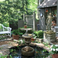 Mali ribnjak s fontanom u privatnom vrtu