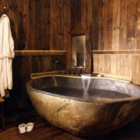 Legno naturale all'interno del bagno