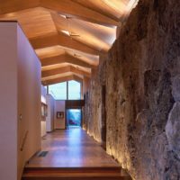 Wood and stone in the interior of the corridor