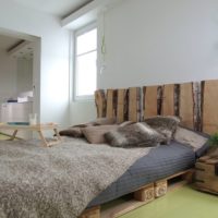 Boards with bark in the bedroom interior