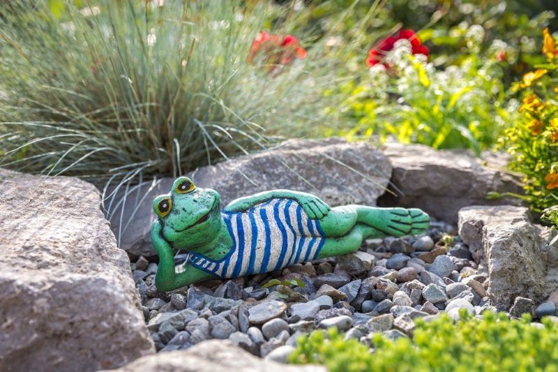 Figurine Grenouille dans un décor de jardin