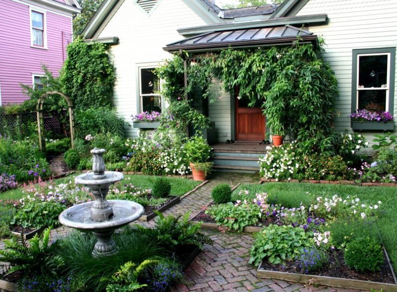 Fountain in the front area of ​​the garden