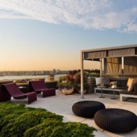 Pergola con una zona relax sul tetto di un edificio a più piani