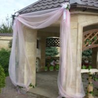 Tulle dans la décoration du gazebo de jardin