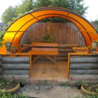 Petite cabane en rondins avec toit en polycarbonate