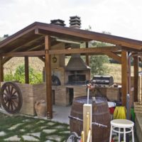 Gazebo in stile country immerso nel verde