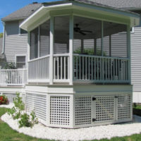 Pavillon blanc sur le podium du jardin