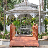 Beau gazebo et pont au-dessus d'un étang artificiel