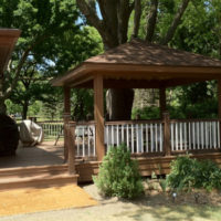 Piccolo gazebo sulla terrazza esterna della casa di campagna