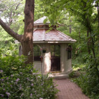 Un gazebo ottagonale nel profondo del vecchio giardino