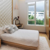 Kombinacija smeđe i bijele boje u dizajnu spavaće sobe