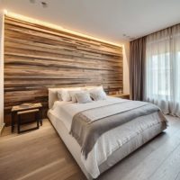 Decorazione murale sopra la testata del letto in legno naturale