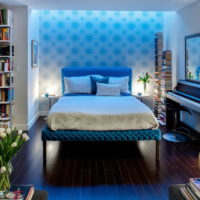 Unutrašnjost male spavaće sobe u plavim nijansama