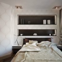 Un esempio di un bellissimo design di una nicchia sopra il letto